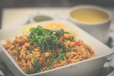 Tay tavada kıyılmış tavuk pirinç kadar güneşli tarafı ile fesleğen ile