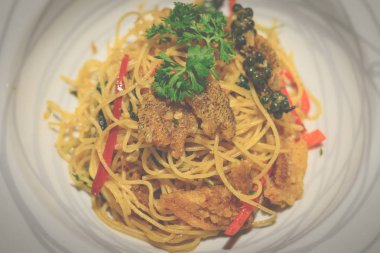 Kurumuş tuzlu balık Stir-fried spagetti kutsal fesleğen yaprakları ve biber ile
