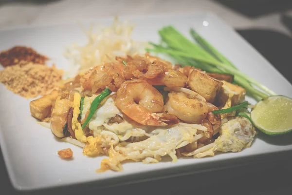 Phad Thai Con Camarones Frescos Fideos Arroz Tailandés Frito Con — Foto de Stock