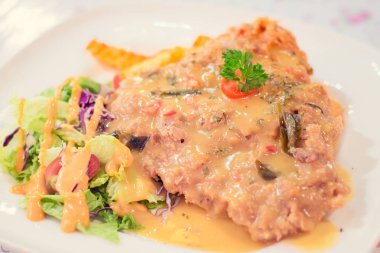 Tuzlu yumurta derin kızarmış tavuk pirzola, patates, salata ile