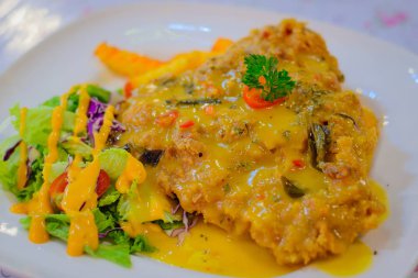 Tuzlu yumurta derin kızarmış tavuk pirzola, patates, salata ile