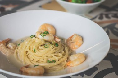 Karides Pasta limon Hindistan cevizi krem sos ile 