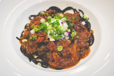 Tereyağlı Yengeç eti, kalamar mürekkebi makarna, baharatlı soğuk yengeç sosu, haşlanmış yumurta