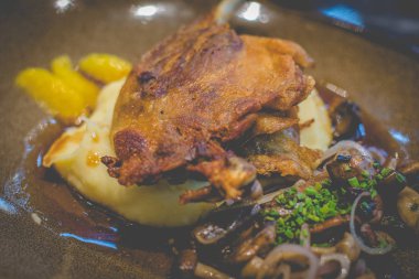 İmza ördek Confit püresi patates sote, mantar, turuncu segment, doğal meyve suyu