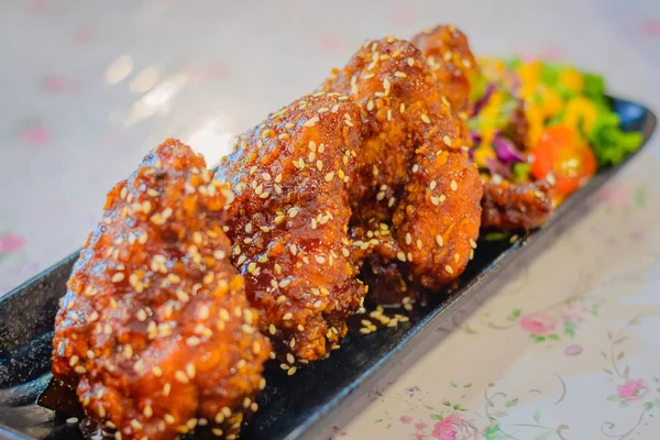 Κορεατικά Τηγανητό Φτερούγες Κοτόπουλου Αλμυρά Γλυκιά Σάλτσα — Φωτογραφία Αρχείου