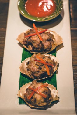 Yengeç Etli dolma ve yanında sıcak biber soslu kızarmış