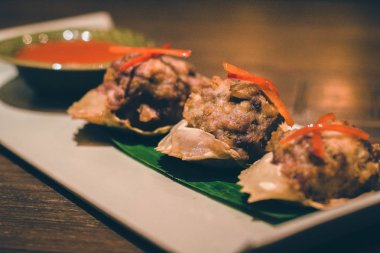 Yengeç Etli dolma ve yanında sıcak biber soslu kızarmış