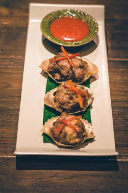 Yengeç Etli dolma ve yanında sıcak biber soslu kızarmış