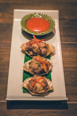 Yengeç Etli dolma ve yanında sıcak biber soslu kızarmış