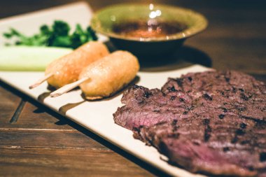 pirinç keki bir sopa ile ızgara sığır eti biftek ızgara