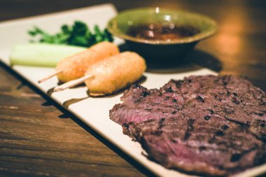 pirinç keki bir sopa ile ızgara sığır eti biftek ızgara