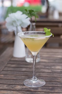  Bir kokteyl, sarhoş olup, limon, nane yaprağı, Çarkıfelek