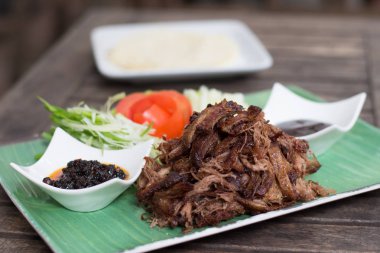 Etli gevrek ördek, Erik sosu, kırmızı biber yağı, taze soğan, salatalık, gözleme tamamladı.