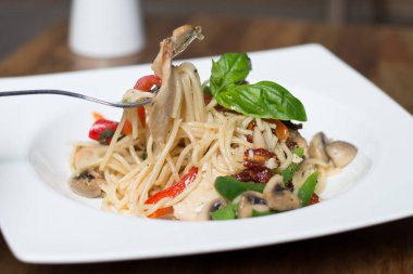 Spagetti ızgara tavuk, kırmızı biber ve mantar ile