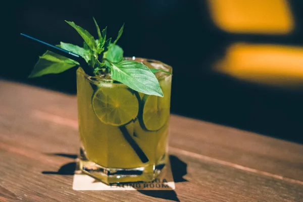 Cocktail Lime Slices Leaves Glass — Stock Photo, Image