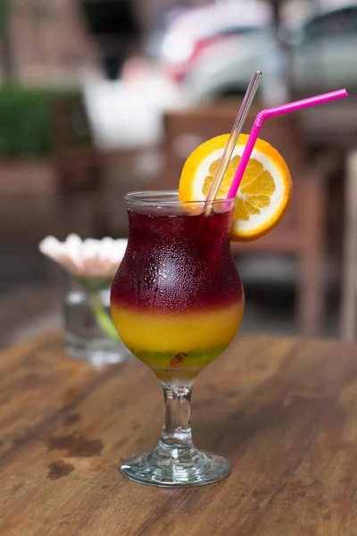 Cocktail Coloré Liqueur Banane Midori Vert Jus Orange Vin Rouge — Photo