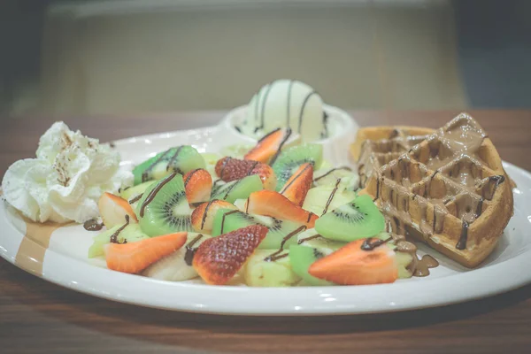 Klassisk Belgisk Våffla Serveras Med Skivor Jordgubb Banan Kiwi Och — Stockfoto