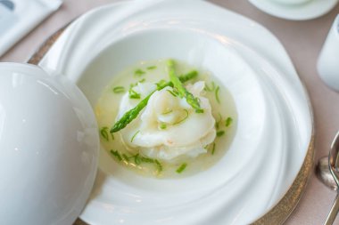 Açık tuzlu suyu taze soğan ile haşlanmış karides