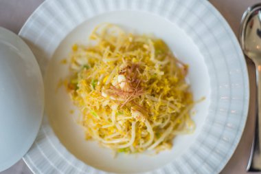 Omlet vermiceli ve yengeç ile