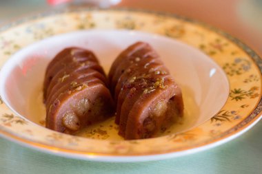 Lotus kök meze osmanthus çiçekleri Shanghai meze ile şeker şurubu içinde yapışkan pirinç ile doldurulmuş