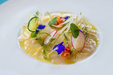 çiğ balık ceviche Yenilebilir çiçekler