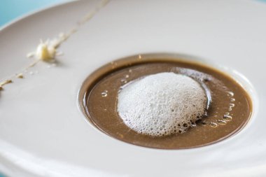 Parmesan köpük ile Truffle Porcini mantar çorbası