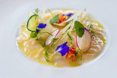çiğ balık ceviche Yenilebilir çiçekler