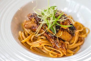 Unagi Aglio Olio ince erişte ve biber pul ve sarımsak çeşnisi