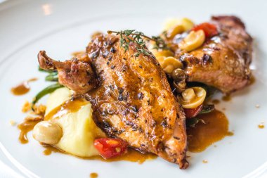 Izgara tavuk krem mor yam ve ikramederse Sebze püresi