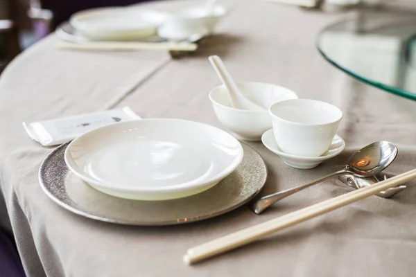 Piękny Stół Ustawienie Porcelany Chinach Pałeczki Naczynia Kuchenne — Zdjęcie stockowe