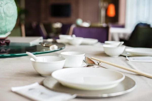 中国磁器食器箸と食卓を美しく演出 — ストック写真
