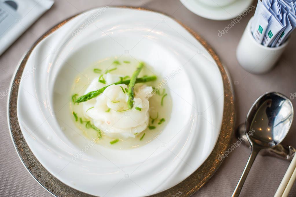 Steamed prawn with spring onion in clear savoury broth