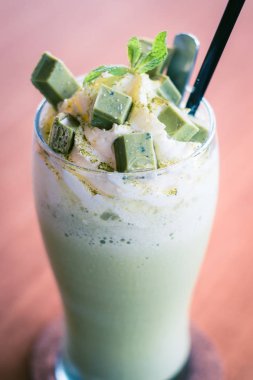 Krem şanti ve nane ile yeşil çay Matcha Latte güler yüzlü