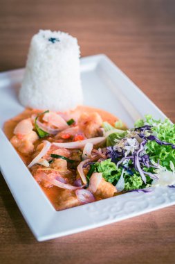 Tatlı ve ekşi Balık (pirinç ile) soğan ve salata ile