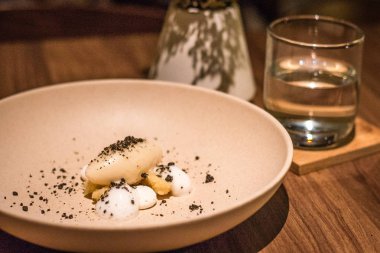 Soya süt dondurma, susam, badem Köpük, Sarawak biber meringu