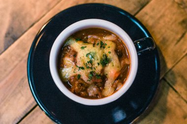 Evde yapılan sığır eti biber fincan üzerinde peynir ile