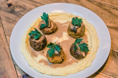 püre patates soslu köfte tabağı