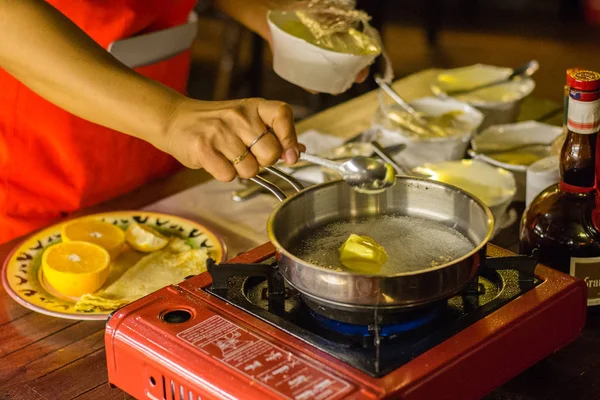 Live Vaření Francouzský Dezert Crepe Suzette — Stock fotografie