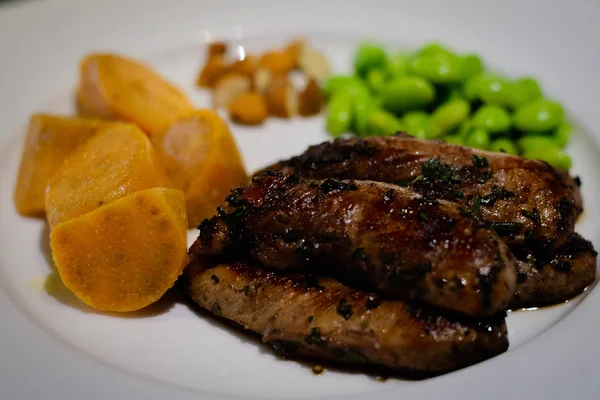 Filete Pollo Con Salsa Vino Tinto Romero Con Batata Edamame —  Fotos de Stock