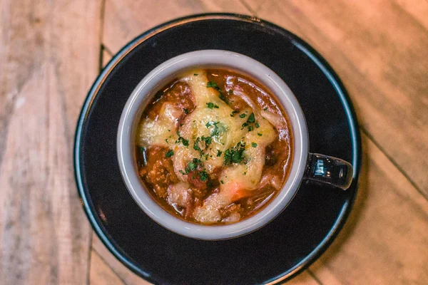 Evde yapılan sığır eti biber fincan üzerinde peynir ile