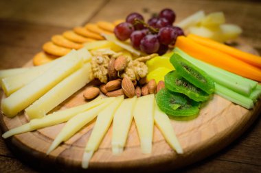 Peynir 4 türü ile peynir tabağı, ayva yapıştırın, Çekirdeksiz üzüm, havuç, kereviz ordövr ve kuru kayısı