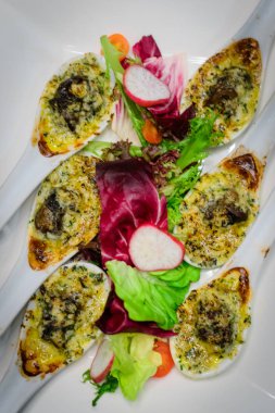 Yeşil salata ile salyangoz brendi tereyağı ile pişmiş