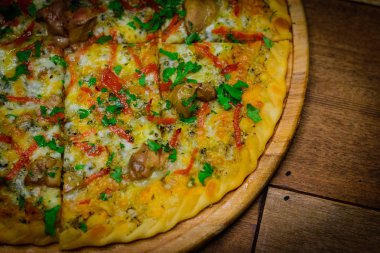Truffle, kaz ciğeri ve traş Manchego peynir ile tepesinde salchichon pizza