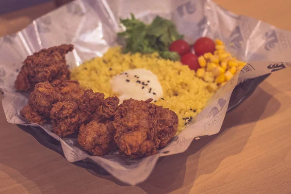 Kip Rijst Met Chinese Vijf Spice Fried Chicken Gegarneerd Met — Stockfoto