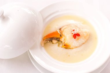 Yengeç pençesi kıyılmış zencefil ve beyaz porselen servis pirinç şarabı ile buğulama