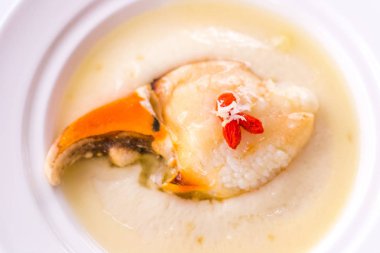 Yengeç pençesi kıyılmış zencefil ve beyaz porselen servis pirinç şarabı ile buğulama