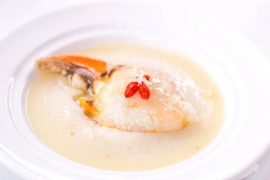 Yengeç pençesi kıyılmış zencefil ve beyaz porselen servis pirinç şarabı ile buğulama