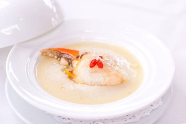 Yengeç pençesi kıyılmış zencefil ve beyaz porselen servis pirinç şarabı ile buğulama