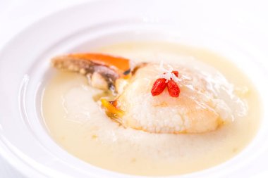 Yengeç pençesi kıyılmış zencefil ve beyaz porselen servis pirinç şarabı ile buğulama