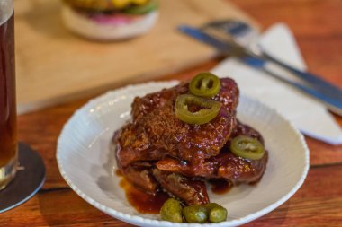 Kore kızarmış tavuk kanadı tuzlu tatlı sos ve turşu yeşil biber ile